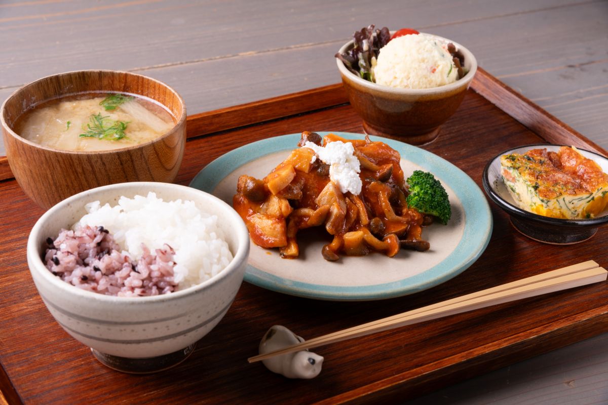 野菜も多くとれるランチ。この日のメインは「やわらかチキンとキノコのバジルトマトソース」