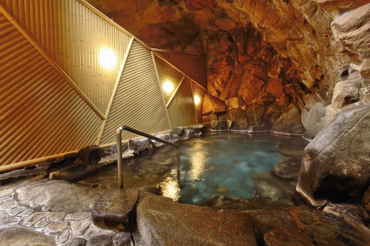 裏山の岩肌を削って造られた、野趣あふれる半露天の洞窟風呂