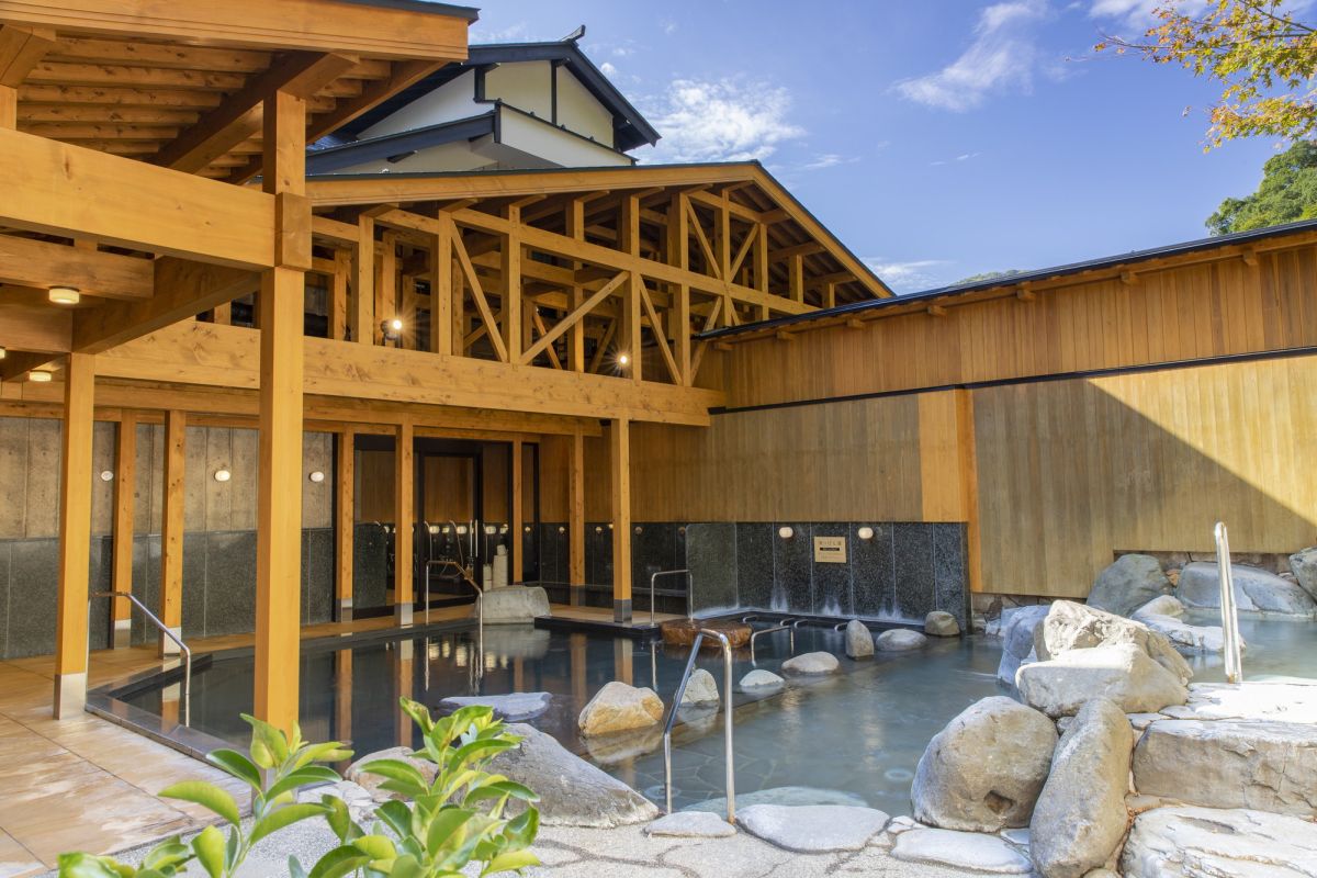 周囲には但馬の山々をイメージした植栽が施されている