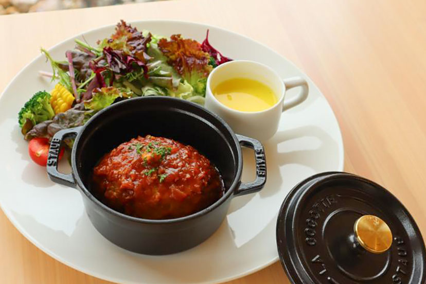 シェフ特性のハンバーグのココットランチ/高知県立牧野植物園提供