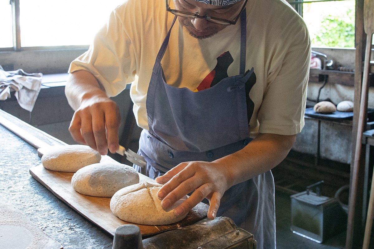 パンの仕込みは、焼く前日の早朝から始まります