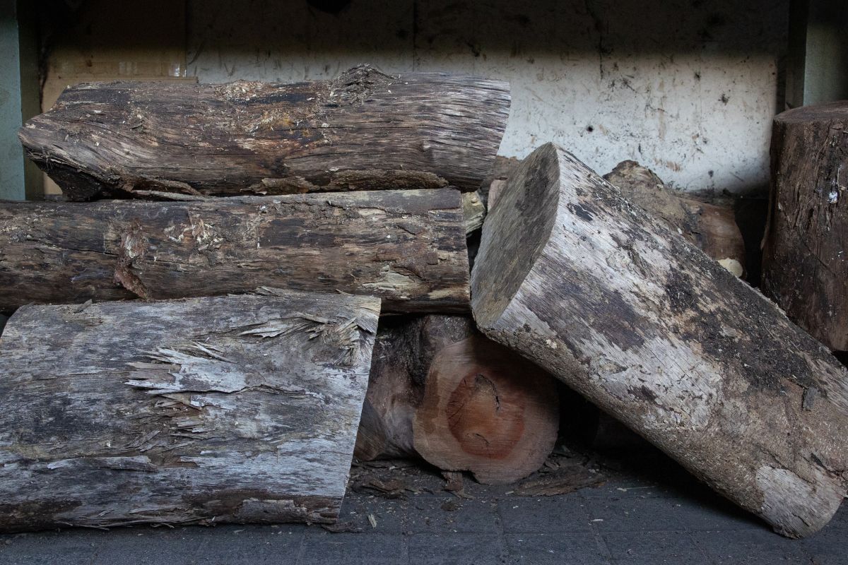 薪で火を起こし、石窯で焼いていきます。