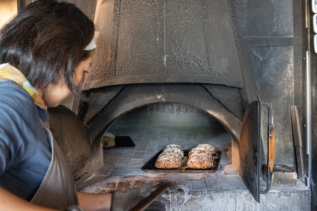 高温で素早く焼き上げることで、素材の旨味や生地の水分を逃さずに焼くことができる