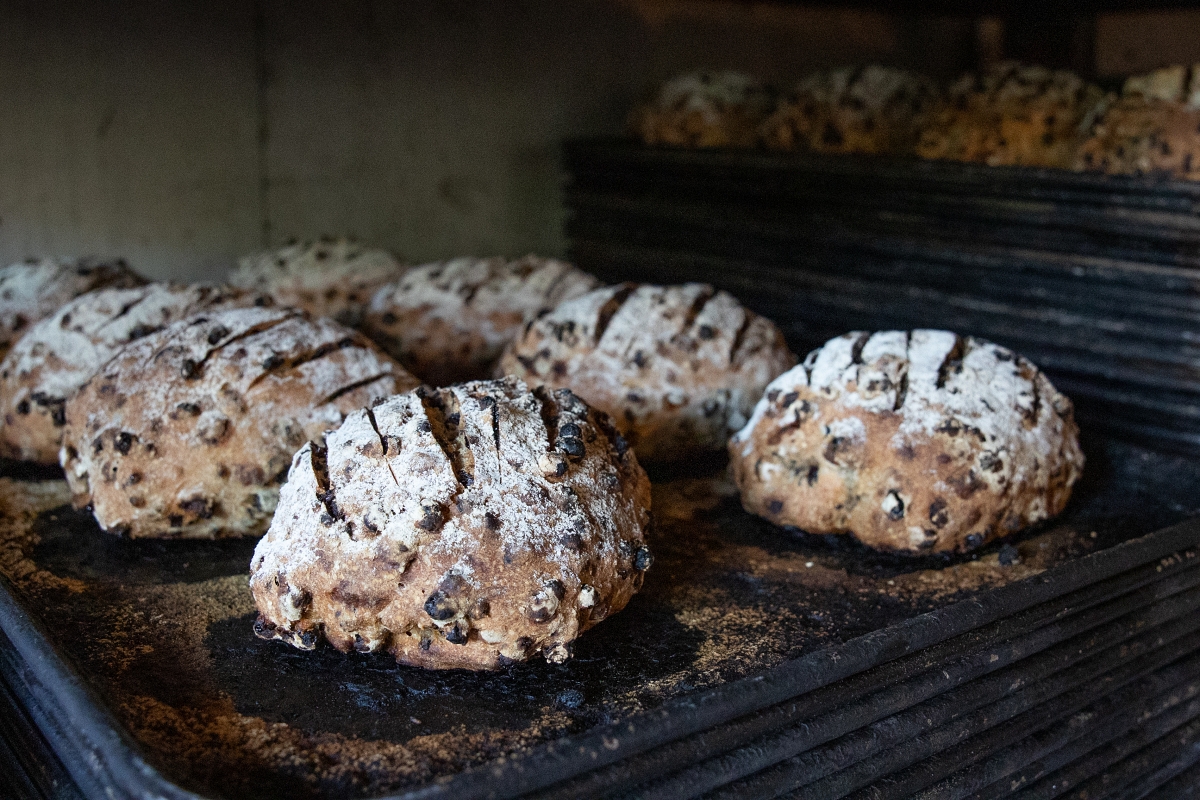 焼き上がったばかりのパンはエネルギーに満ちています。