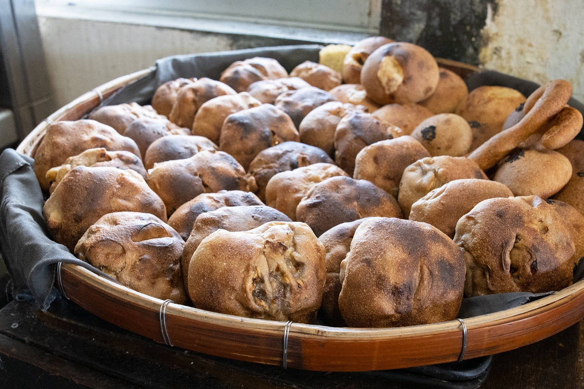 オープン時間に合わせて、スタッフが焼きたてのパンを並べていきます。