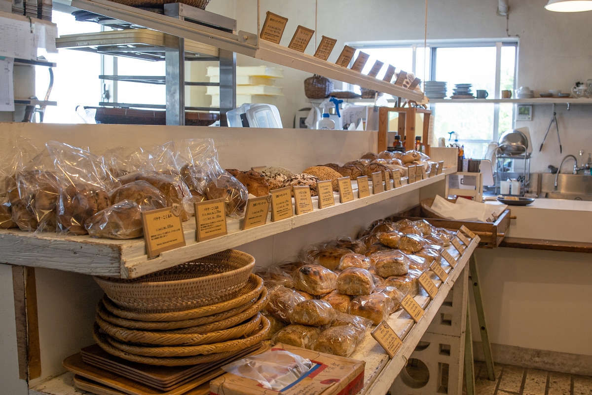 オープンと同時に賑わう店内。遠方から足繁く通うお客さんも。