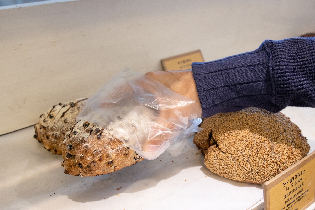 パンを取る際はトングではなく、手づかみするスタイル