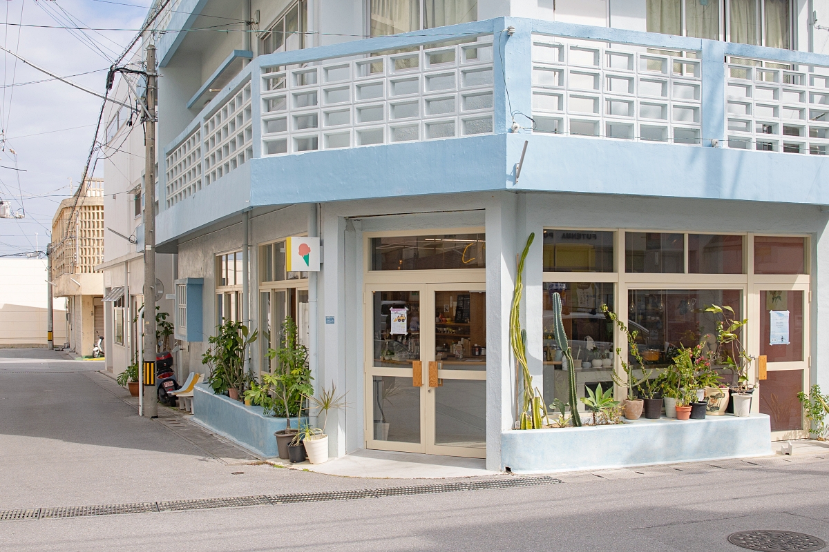 住宅街に溶け込んだおしゃれなCAFUNÉ