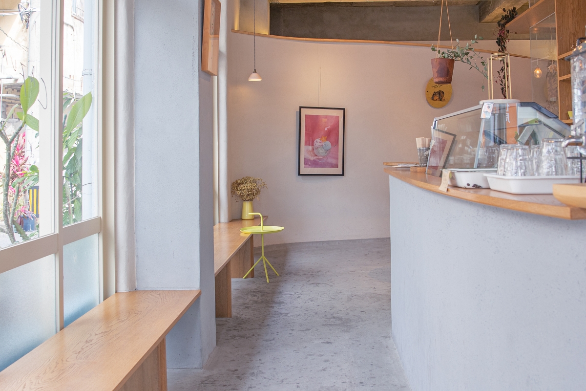 自然光が差し込む爽やかな店内