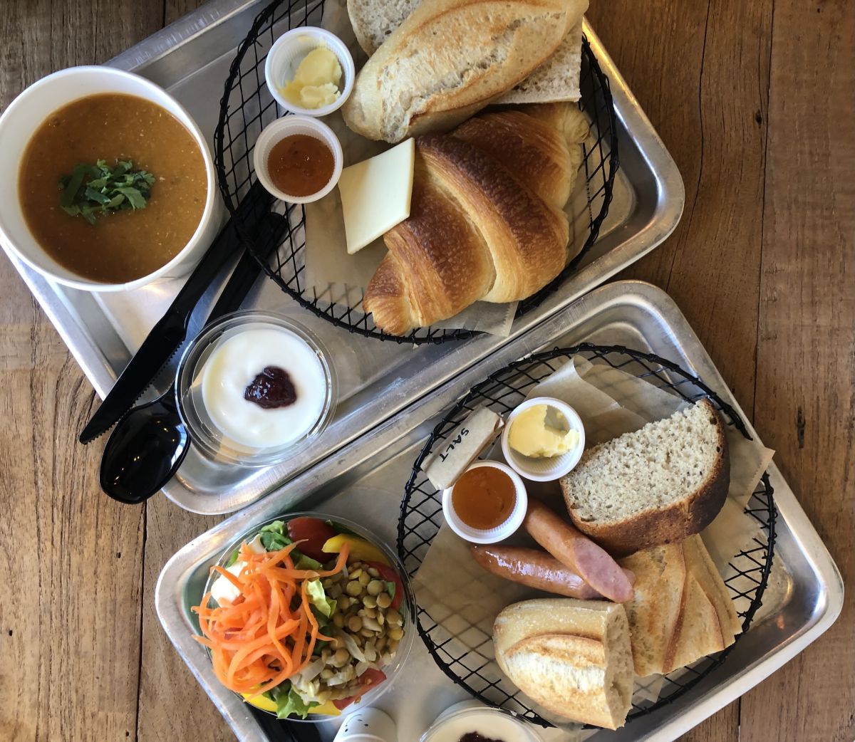 （写真上から）「Aセット」、「Bセット」各1500円