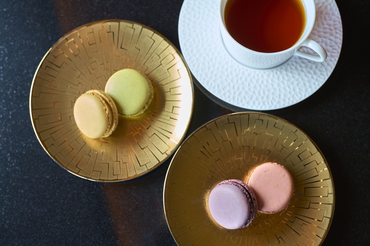 （左のお皿）手前からレモン、ピスタチオ、（右のお皿）手前からカシス、ローズ　※マカロンはひとり2つ、フレーバーはおまかせ