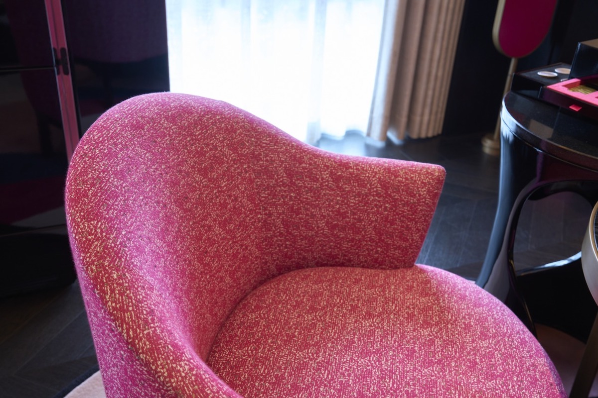 フォションピンクが素敵な椅子のカバーも西陣織