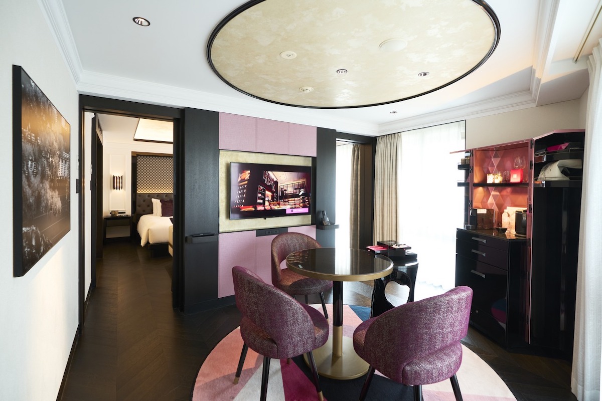 客室「スイート」56平方メートル