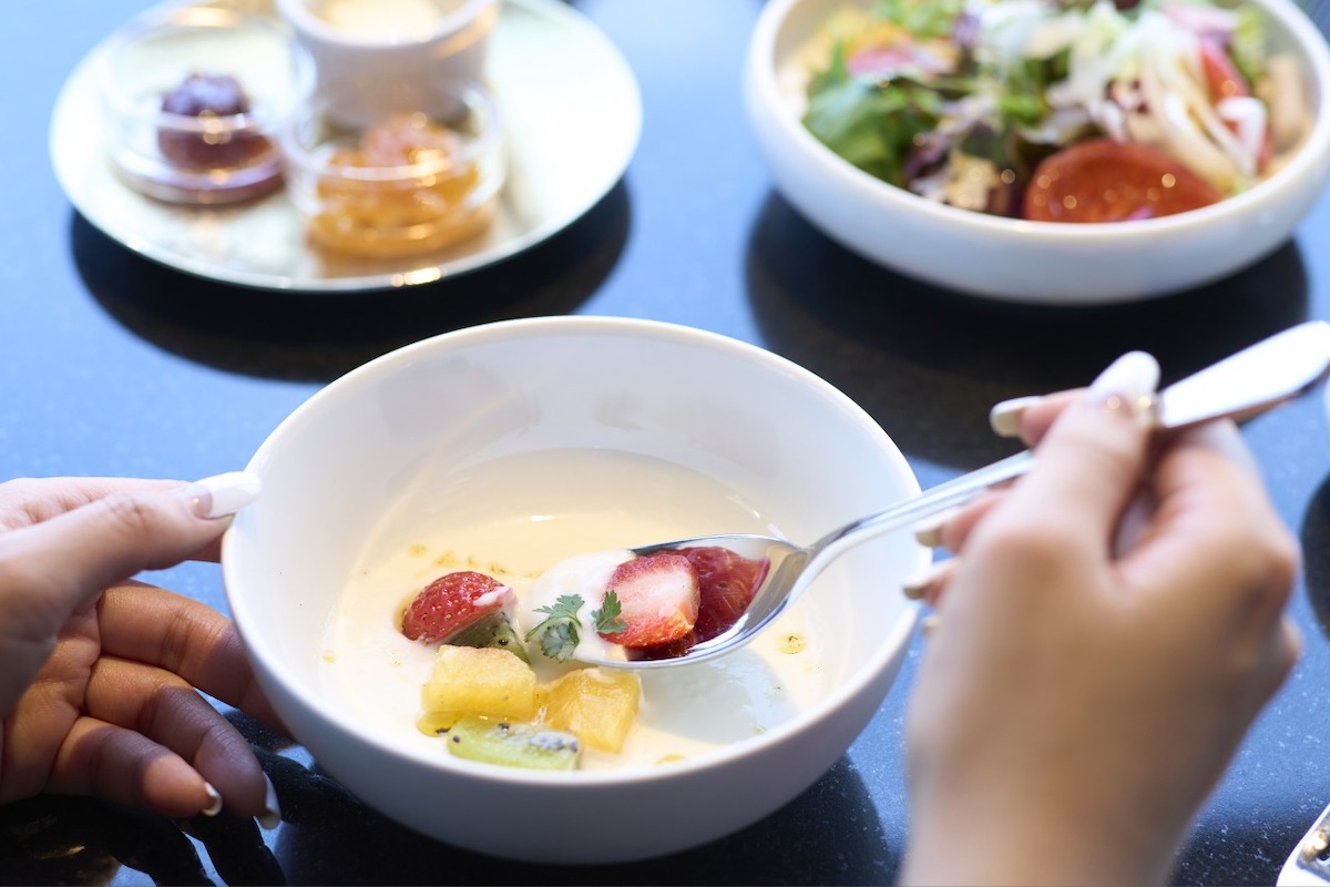 「フレッシュフルーツ入り 京都クローバー牧場のフレッシュヨーグルト」