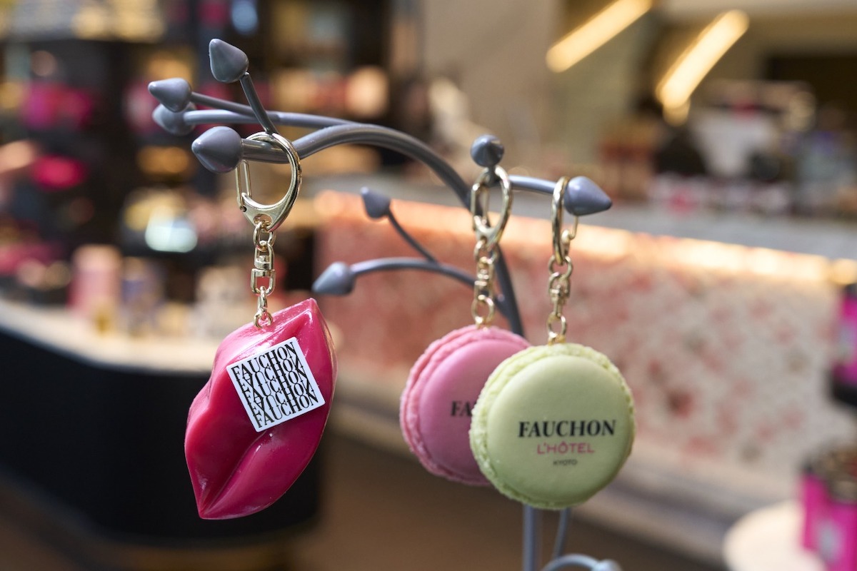 「ビズビズチャーム」1800円、「マカロン チャーム」1800円