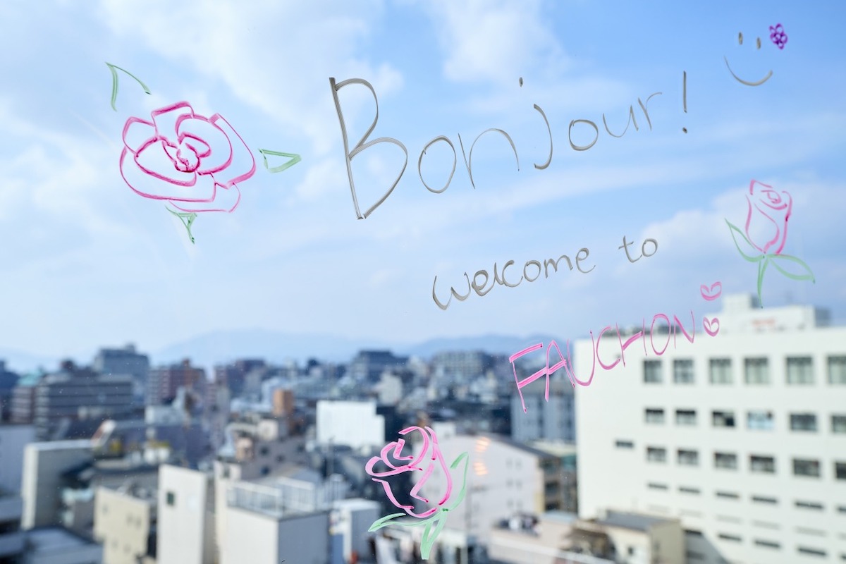 スタッフさんによるイラスト。記念日などには客室のミラーに描いてくれることも