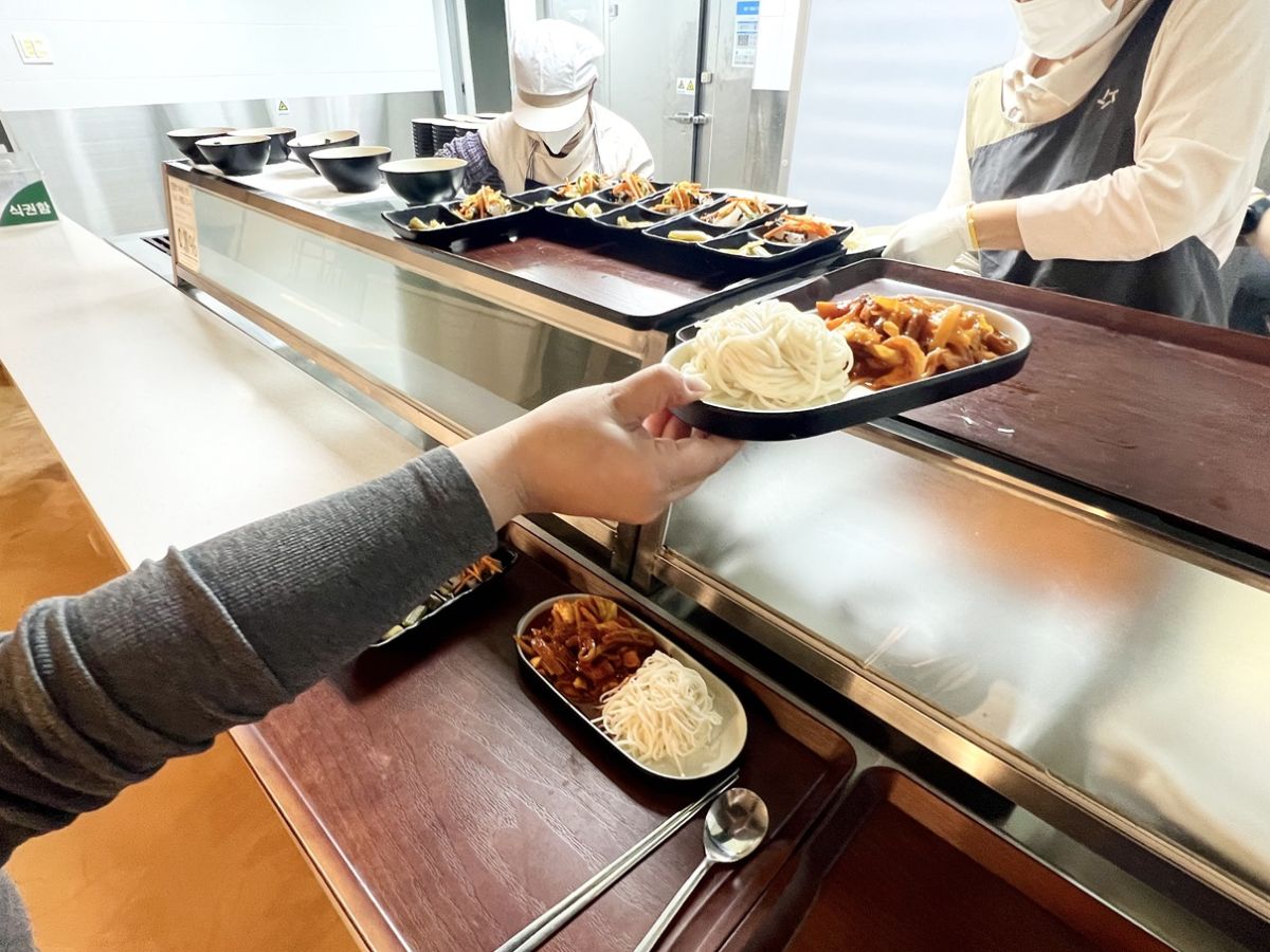 流れるように、食事を受け取ってトレーに入れて運びます。