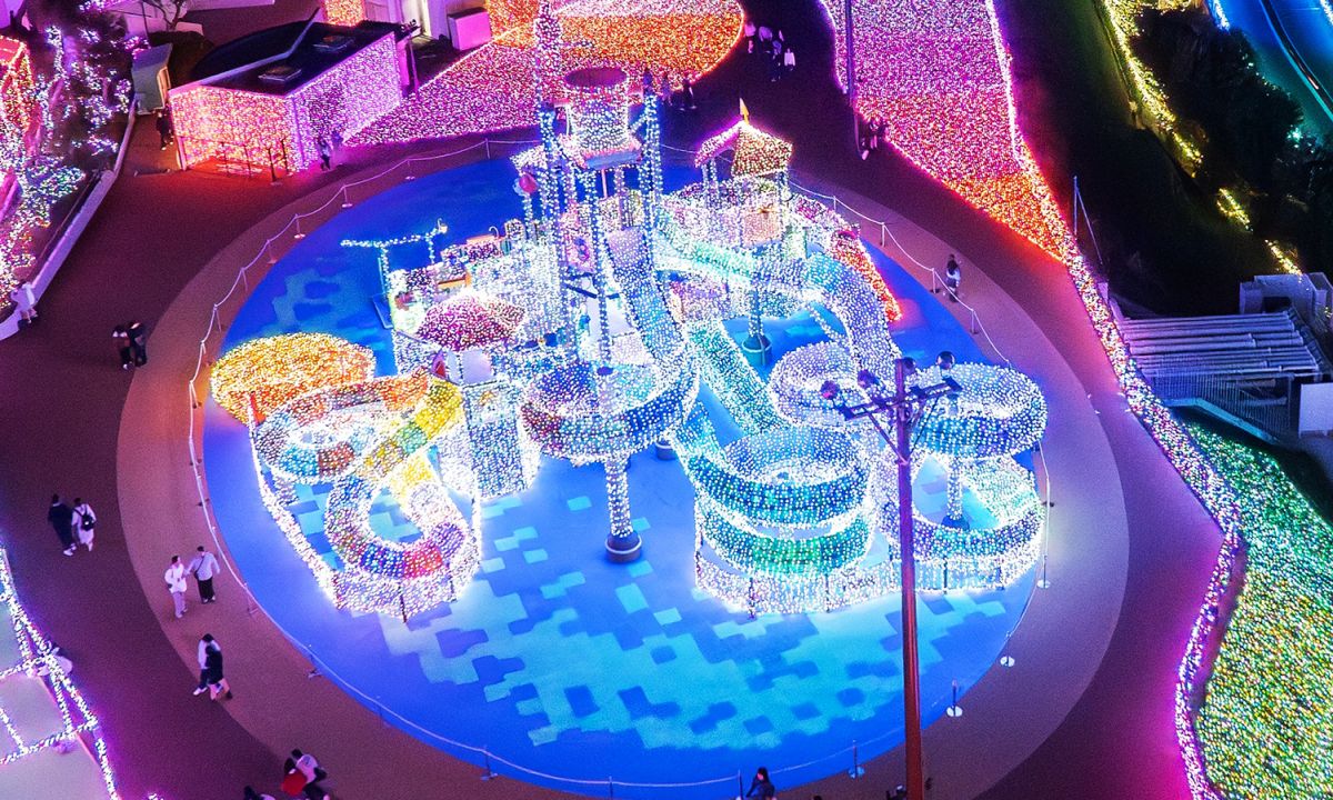 さまざまジュエリーカラーを織り重ねるように飾りつけてある「ラブリー・サンクチュアリ」