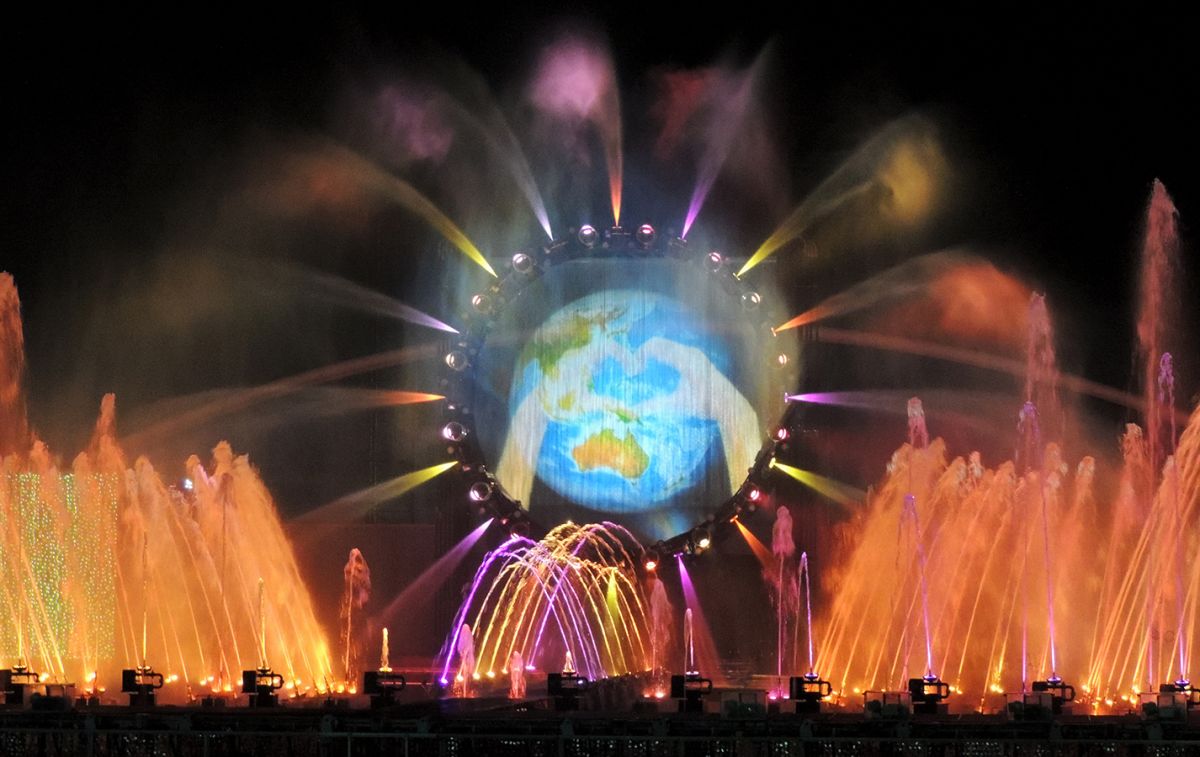 「LOVE EARTH（地球への愛）」は、波のプールと大噴水を青い地球に見立てています