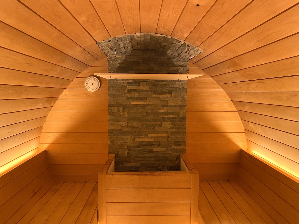 「タルサウナルーム」のサウナ内。国産の檜を使用していて、木のぬくもりと香りに癒されます。