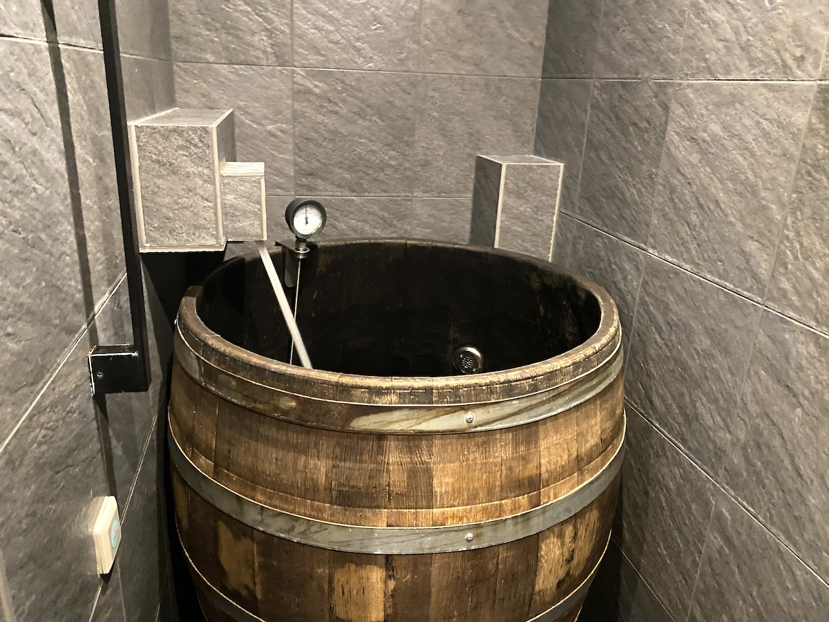 タル型水風呂は、実際にワインやウイスキーの醸造に使用されていたタルを改良した浴槽です
