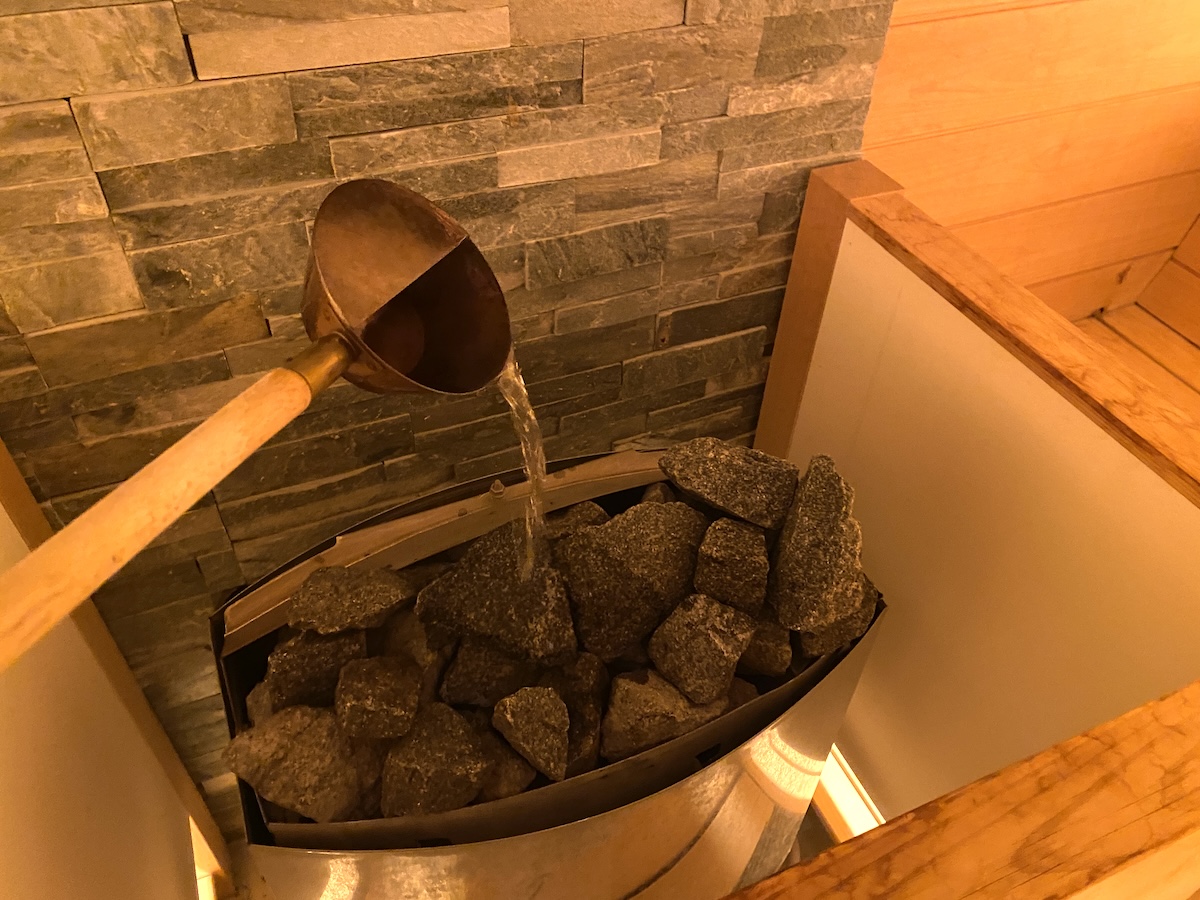 受付から持ってきたアロマを水に加えるとサウナ内が心地よい香りに