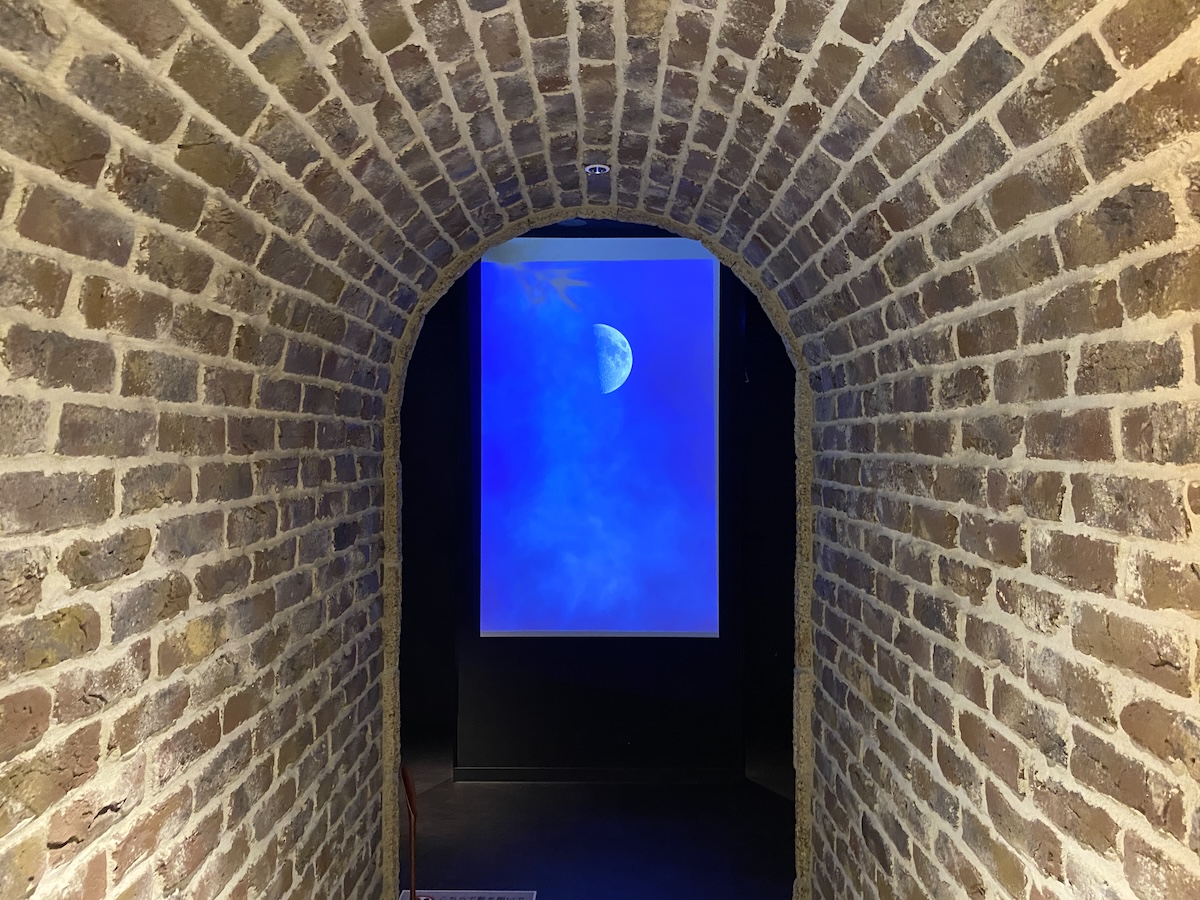 レンガ調のトンネルで非日常の気分に