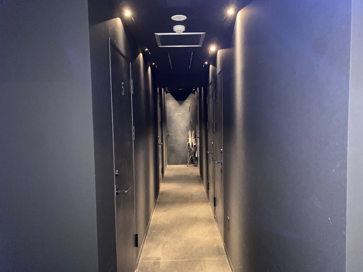 個室までの通路は薄暗くなっています