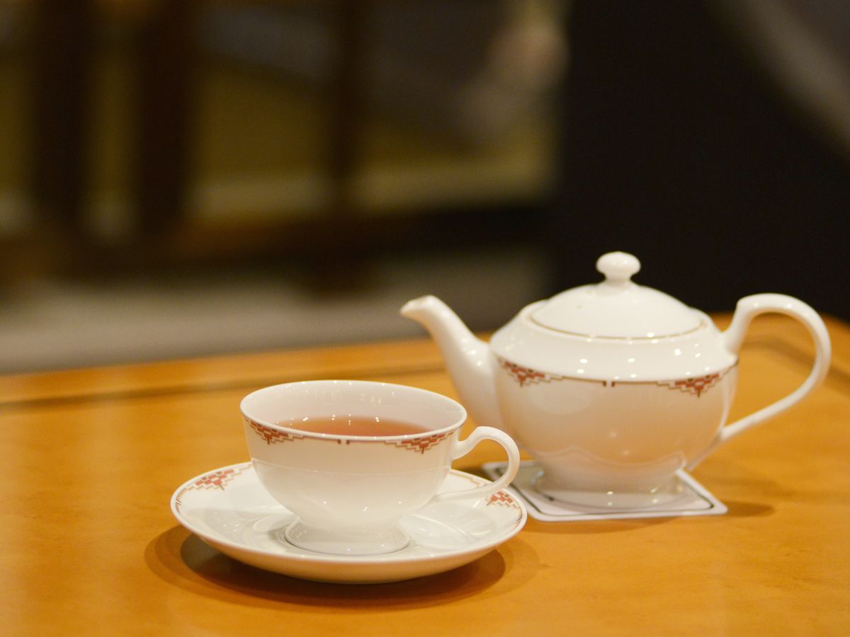 「紅茶 (ダージリン、アッサム、アールグレイ、ウヴァ、ディンブラ、アップルティー)」平日 2300円、土・日曜、祝日 2500円 ※通常提供価格