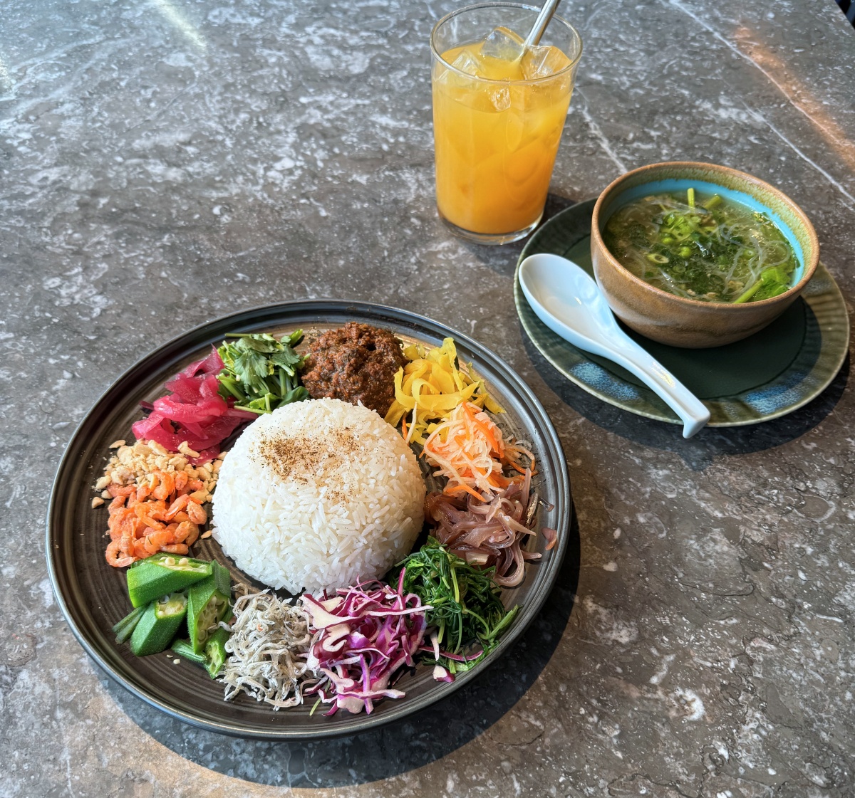 「彩りベトナムまぜご飯 コム アン フー」1617円（スープ付き）、＋300円でドリンク付き