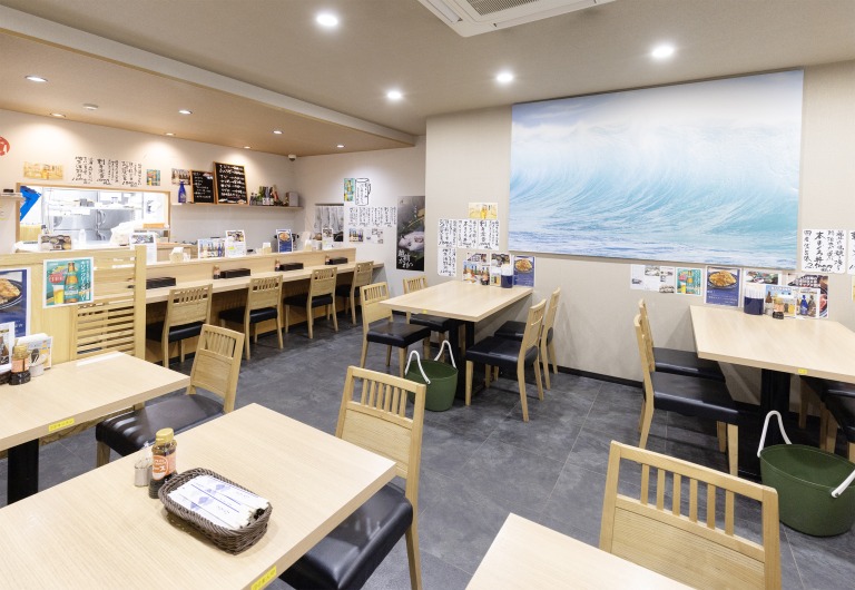 店内は白と木目を基調にした明るい空間で、観光客も入りやすい雰囲気です