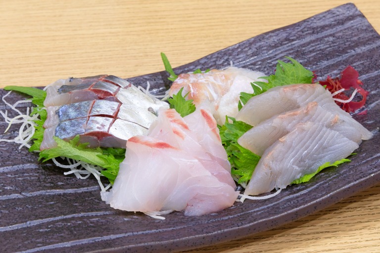 この日はヒラメ、サゴシ（サワラの幼魚）、マダイ、アジを提供。旬のものや地元ならではのお刺身が味わえます