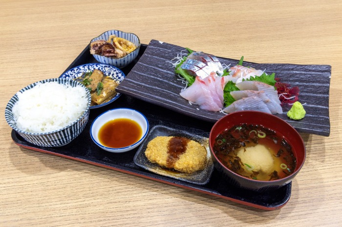 刺身定食は1500円。みそ汁はあら汁と海苔汁が選べます。具だくさんのあら汁は無くなり次第終了なので、早めの時間がおすすめです