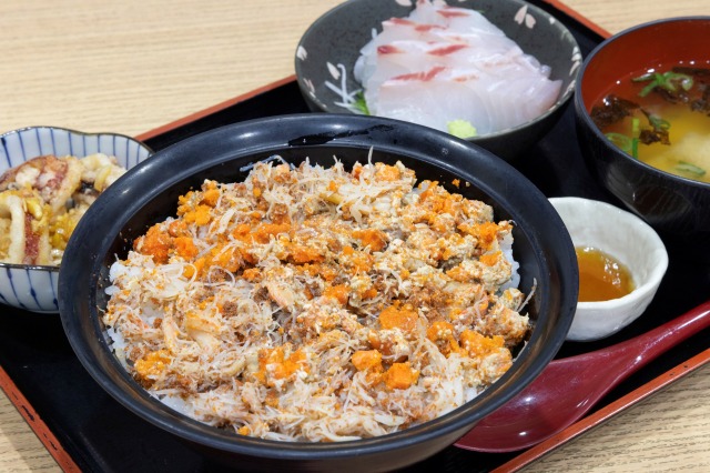 「せいこ丼」3300円には、日替わりのお刺身1品盛りとお惣菜1品、みそ汁が付きます。提供期間はその年の仕入れによって変わります