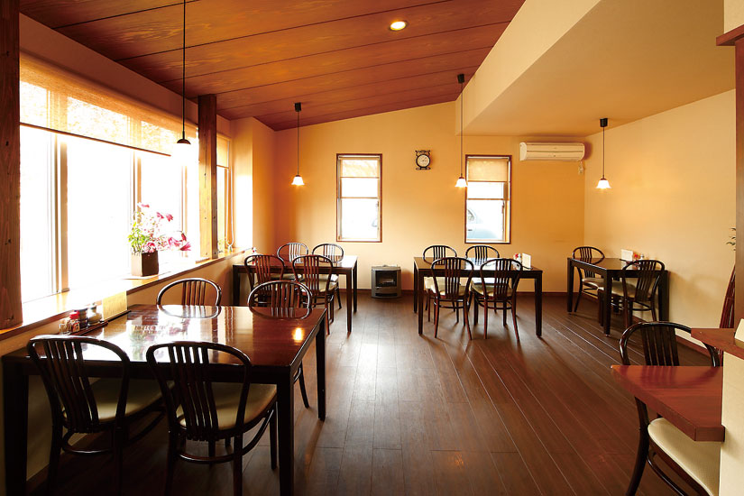 日差しがたっぷりと注ぎ込む店内。季節の飾りや絵画がワンポイント