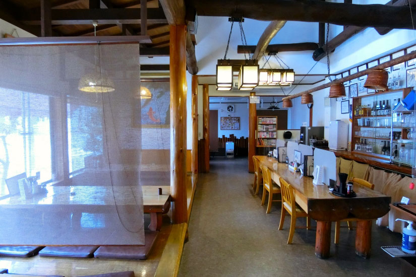 木のぬくもりを感じる店内。落ち着いて食事ができます