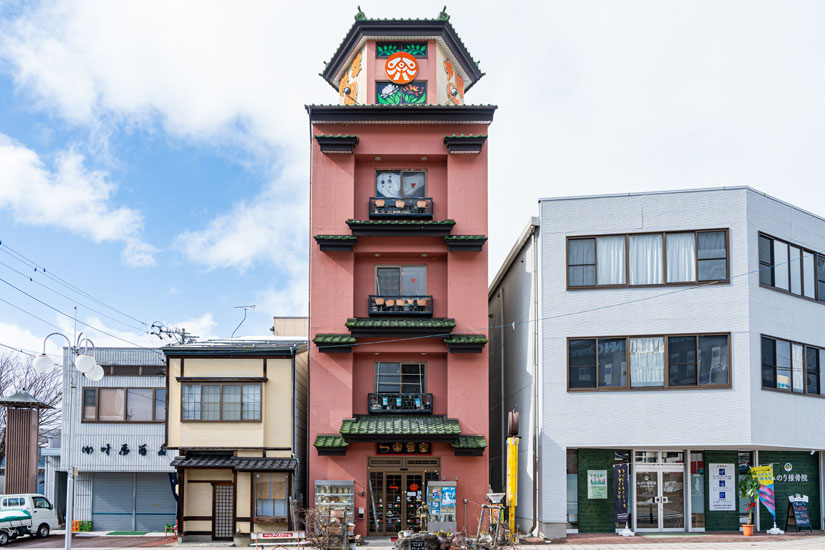 長野電鉄･信州中野駅前からも見える中華風の屋根がトレードマーク