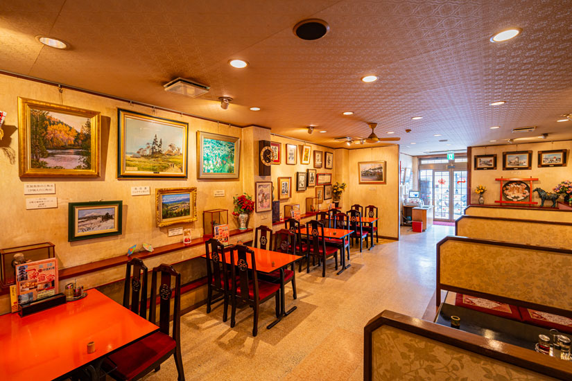 レトロチャイニーズ感たっぷりの店内