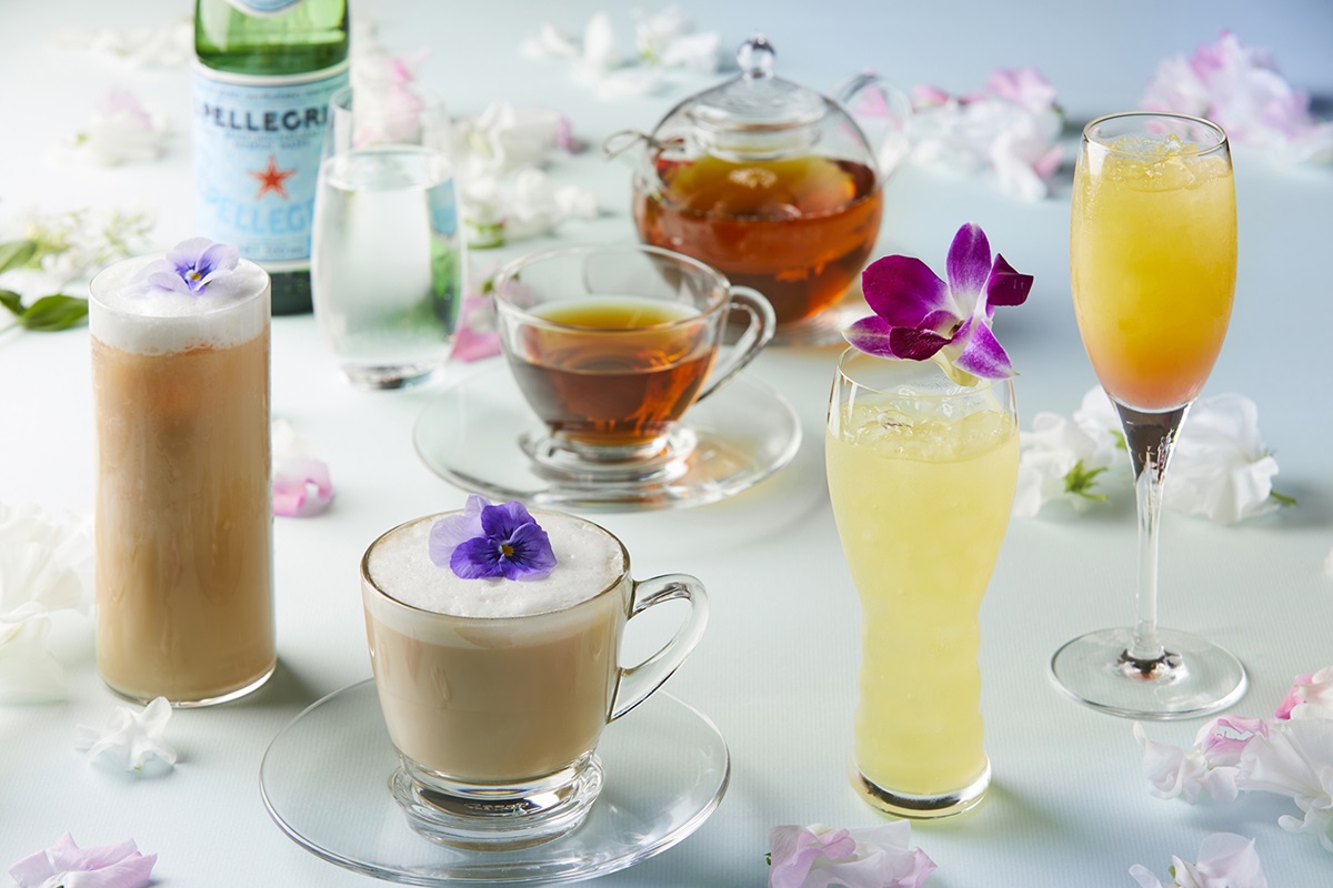 （左から）ラベンダーアールグレイミルクティー（アイス・ホット）、ローズティー（ホット）、ショーレ、フルーツミックスジュース