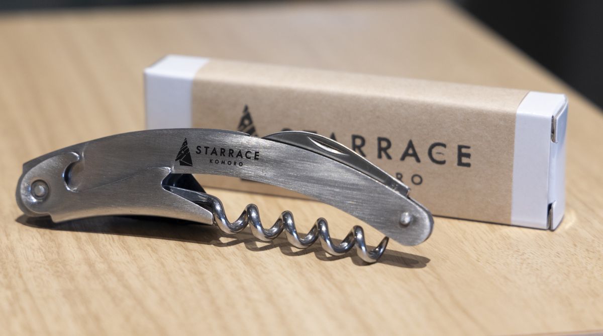 ロゴ入りの「オリジナルオープナー」1000円