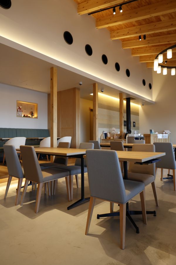 照明やインテリアもおしゃれ。一人でも大人数でもくつろげる空間