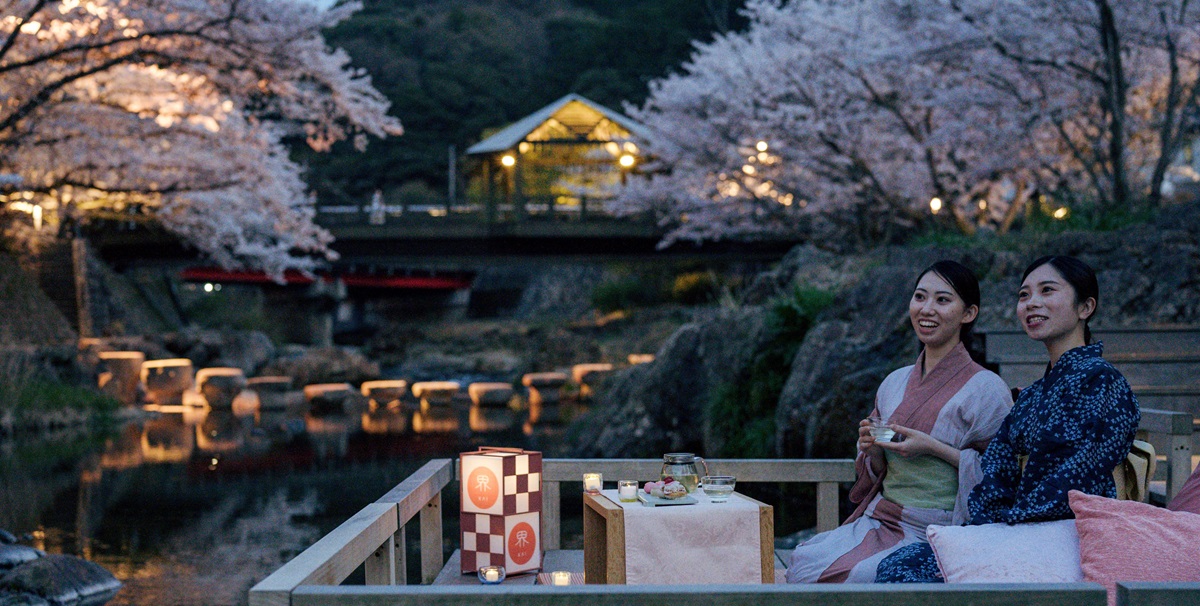 まだ間に合う！貸切りの川床で夜桜を堪能！「界 長門」の夜桜川床花見が2024年3月26日～4月5日開催