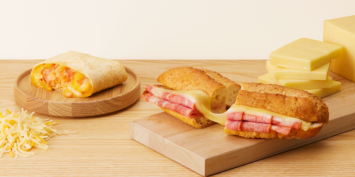 【スタバ新作・2024】お手軽なのに満たされる！「Springシーズン」第一弾フードに、チーズがたっぷり入った食べ応え抜群のごちそうサンドが登場！