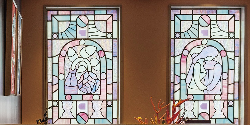 レトロでカラフル なステンドグラスが 印象的