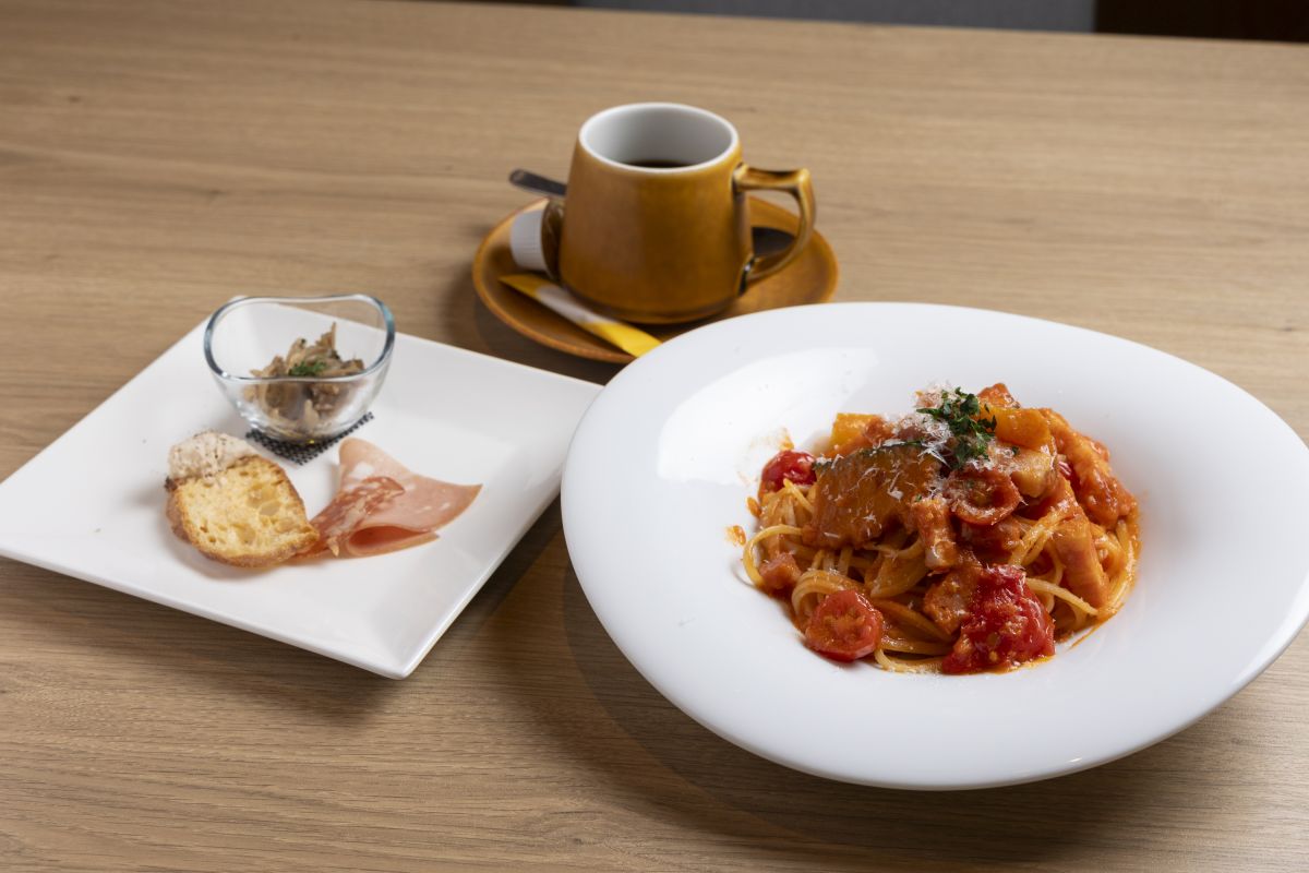 4種類のパスタランチはすべて前菜、ドリンク付き。写真は「彩野菜とベーコンのポモドーリ」1400円