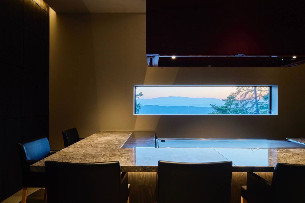 個室感覚で落ち着いた店内。額のような窓から信州の山並みが見える