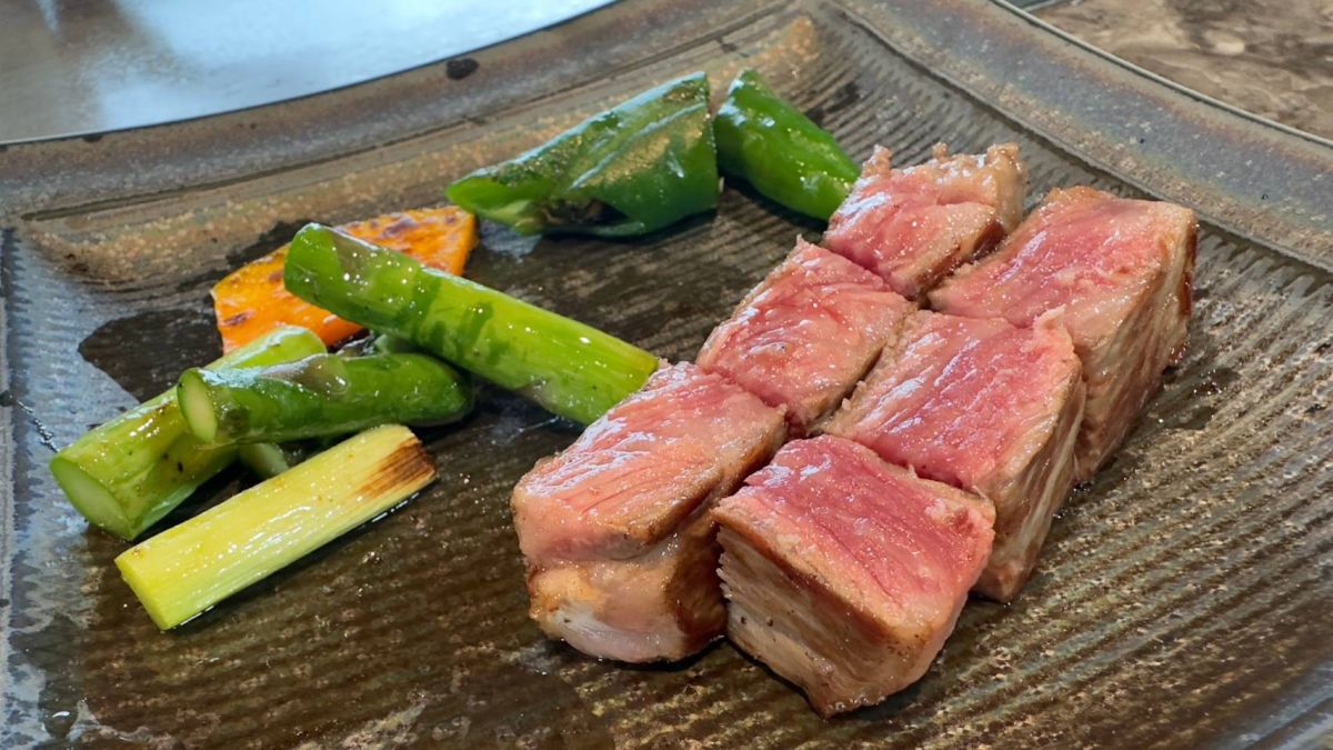 神戸高見牛サーロインステーキ。脂の甘みとしっかりとした肉本来のうま味を味わえる