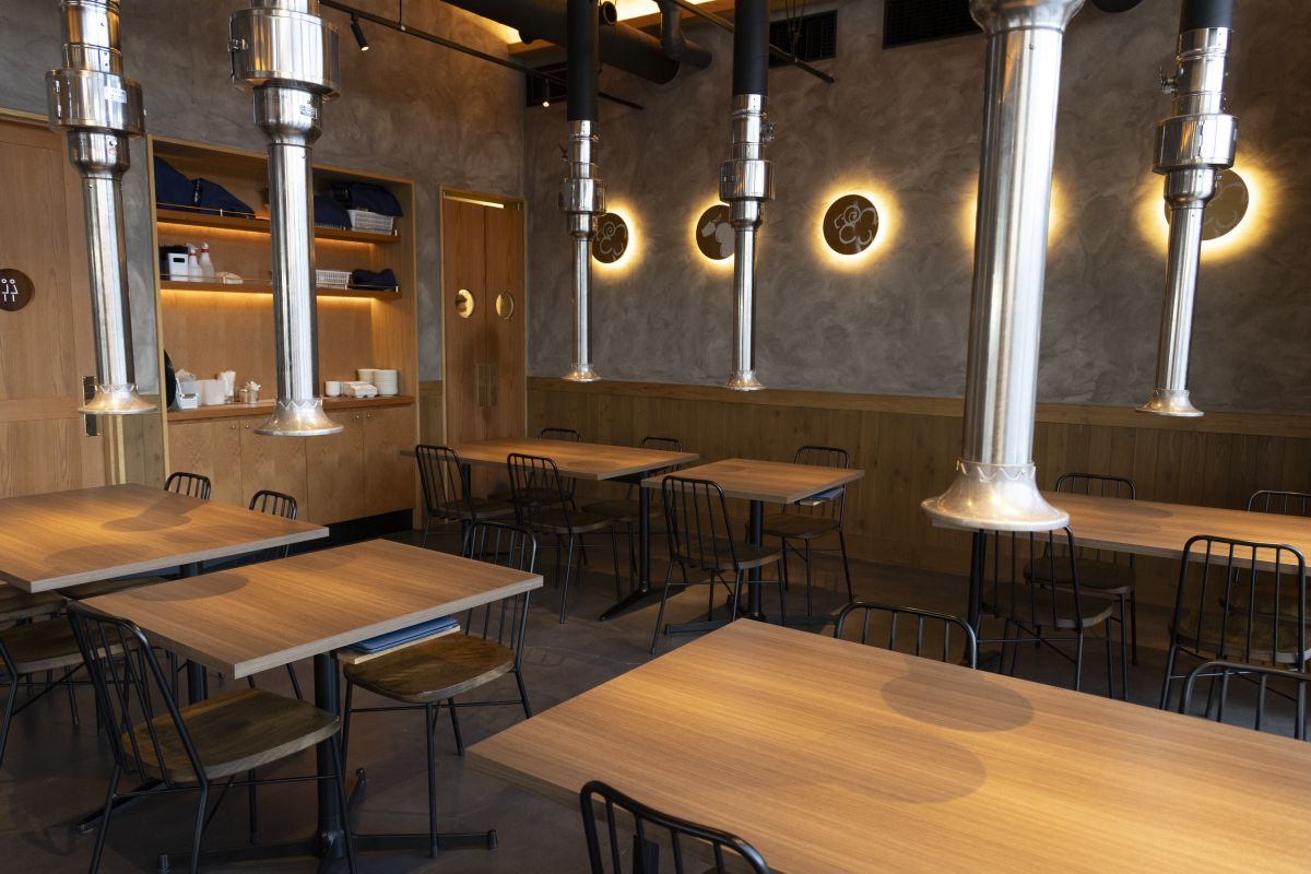 グレーを基調に居心地のいい雰囲気の店内。開放的なテラス席もある