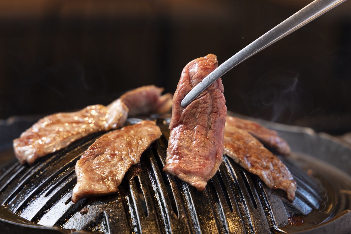 ラム肩ロース750円。炭火で焼き上げる羊肉にオリジナルのスパイスやタレがよく合う