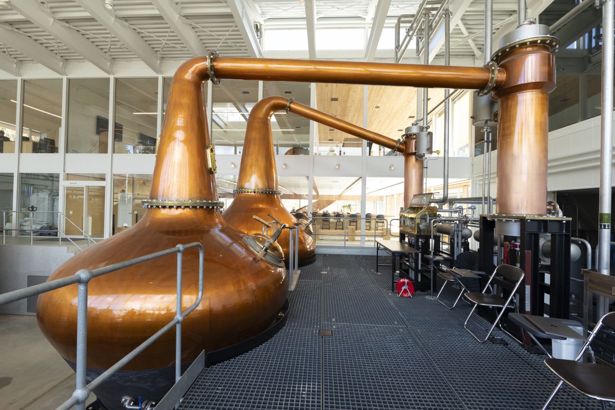 ウイスキー造りの象徴ともいえる銅製のポットスチル